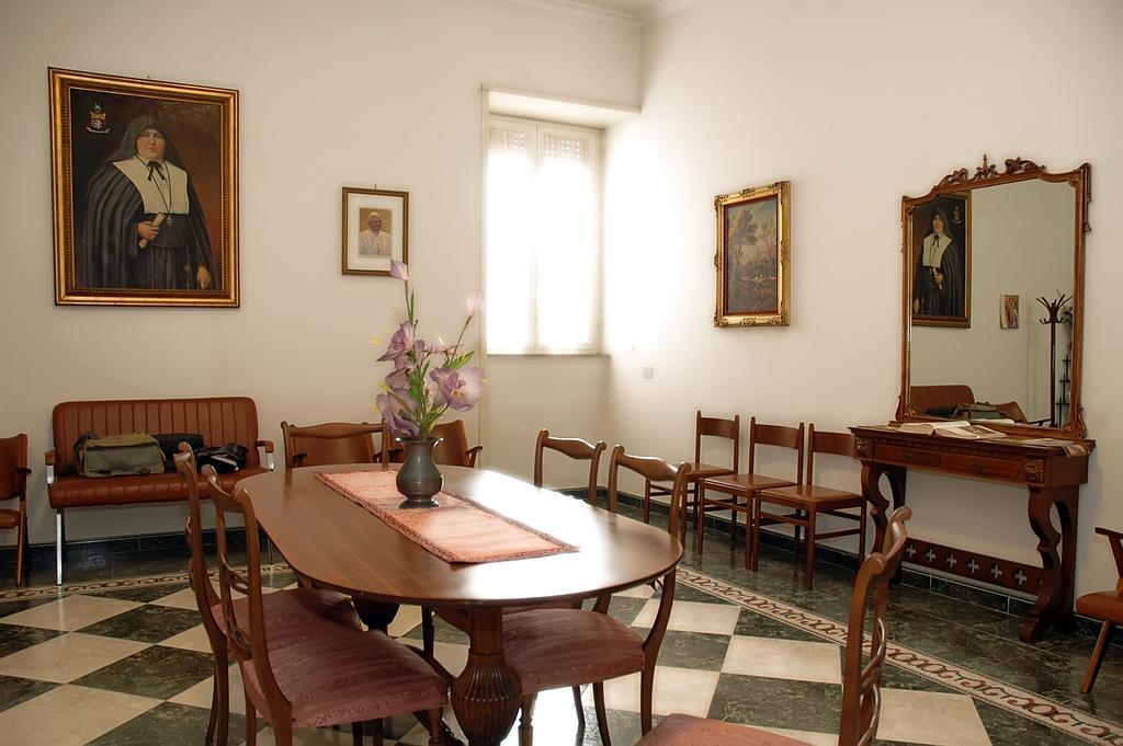 Casa Religiosa Per Ferie Ancelle Del Santuario Hotel Róma Kültér fotó